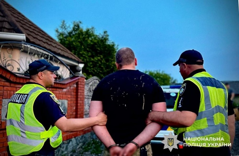 Зловмисник з ножем вчинив розбій у Звягелі та травмував поліцейського, намагаючись втекти
