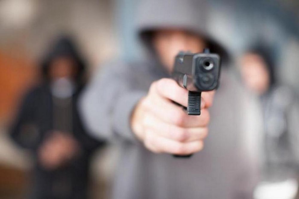 У Харкові зловмисник вештався проспектом Перемоги та стріляв з автоматичної зброї