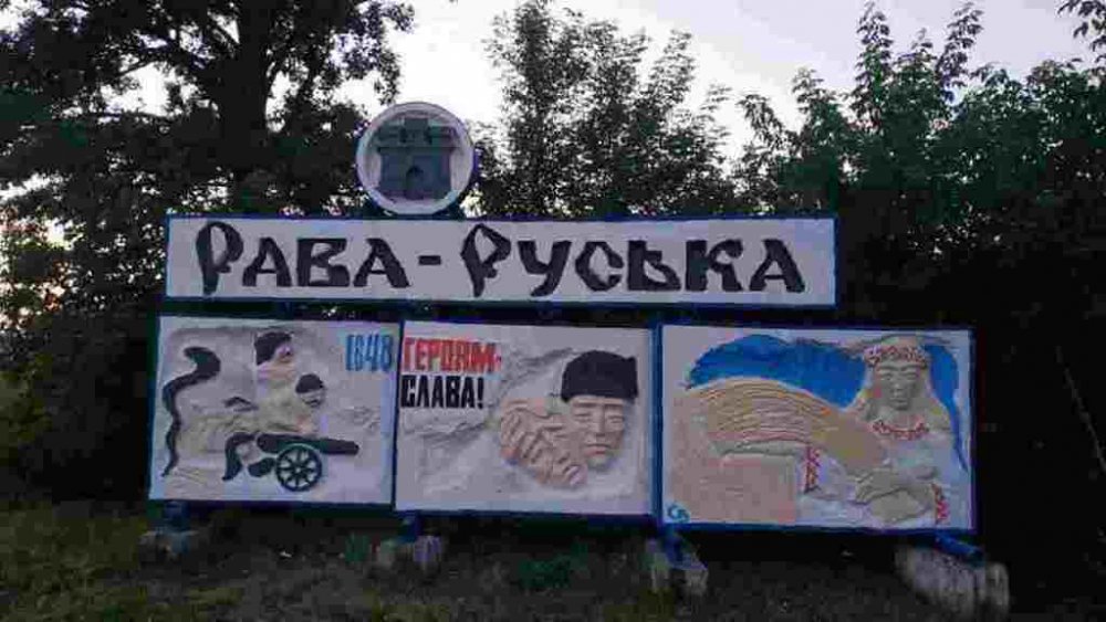 На Львівщині судили школярку, яка вилізла на дорожній знак та знімала відео під російську музику