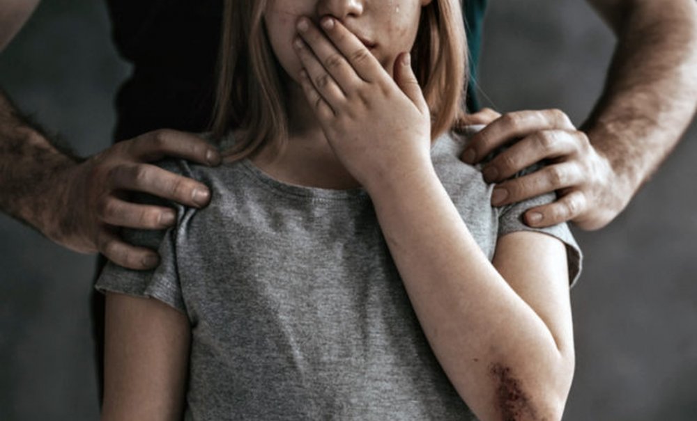 На Київщині засуджено 41-річного нелюда, який систематично гвалтував неповнолітню доньку