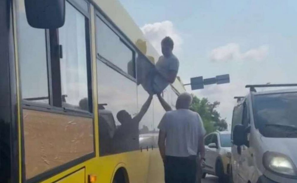 Мобілізований у Києві намагався втекти від ТЦК через вікно автобуса (ВІДЕО)