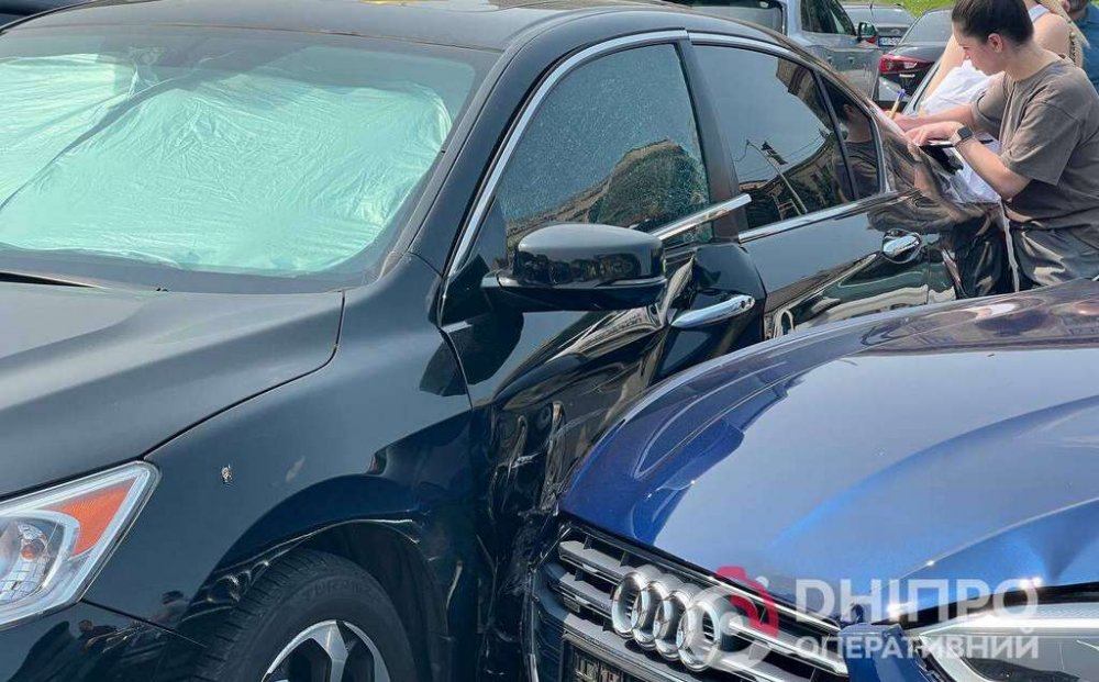 У центрі Дніпра водійка Audi переплутала педалі та спричинила масове ДТП (ВІДЕО)