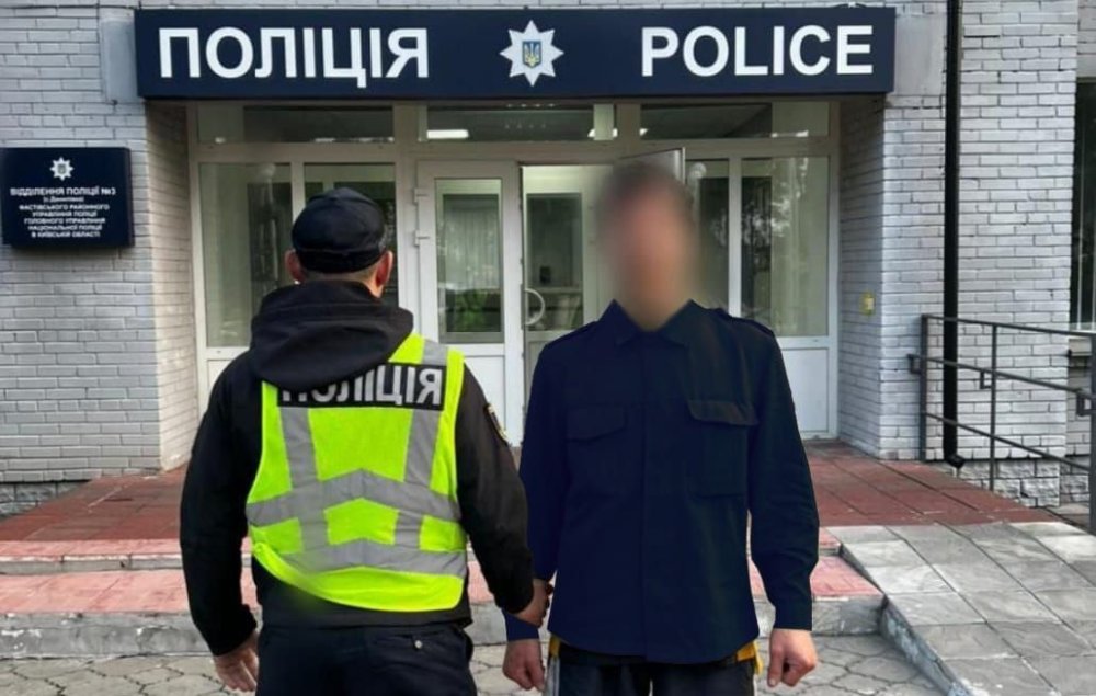 На Київщині чоловік заліз в авто через багажник і поцупив машину