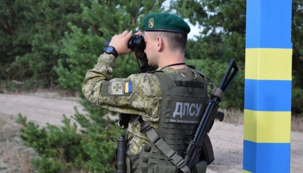 Два тижні блукали горами: на Закарпатті за 100 м від кордону затримали двох ухилянтів з Харківщини (ФОТО)