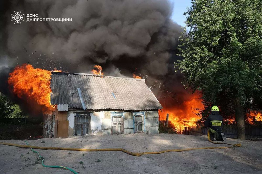 Вогонь перекинувся на сусідні будинки: у Дніпрі під час масштабної пожежі врятували чоловіка (ВІДЕО)