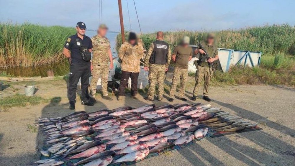 Спіймав щуки, сазана та білого амура на 400 тис. грн: на озері Китай викрили злісного браконьєра (ФОТО)