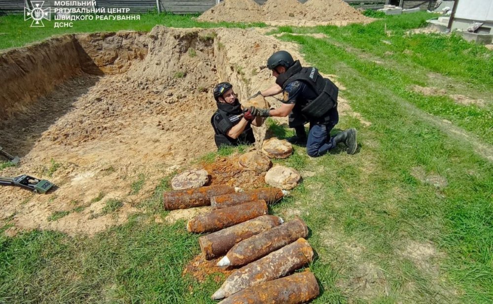 На Київщині копали басейн і натрапили на склад боєприпасів (ФОТО)