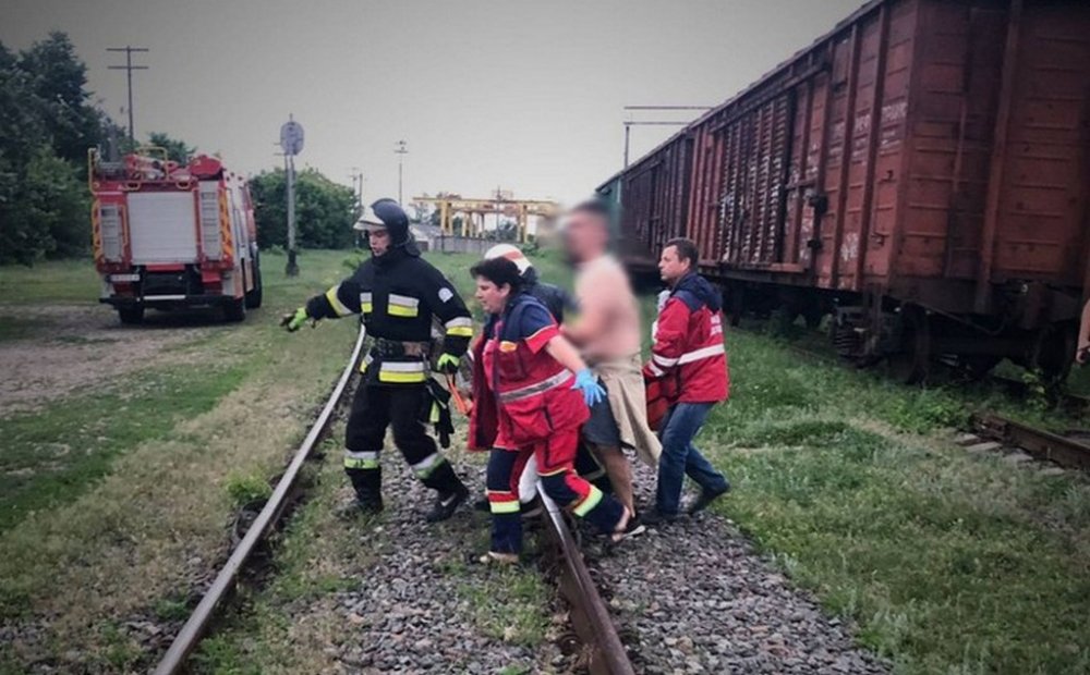 На Чернігівщині двох 12-річних хлопців уразило струмом на даху вантажного вагона