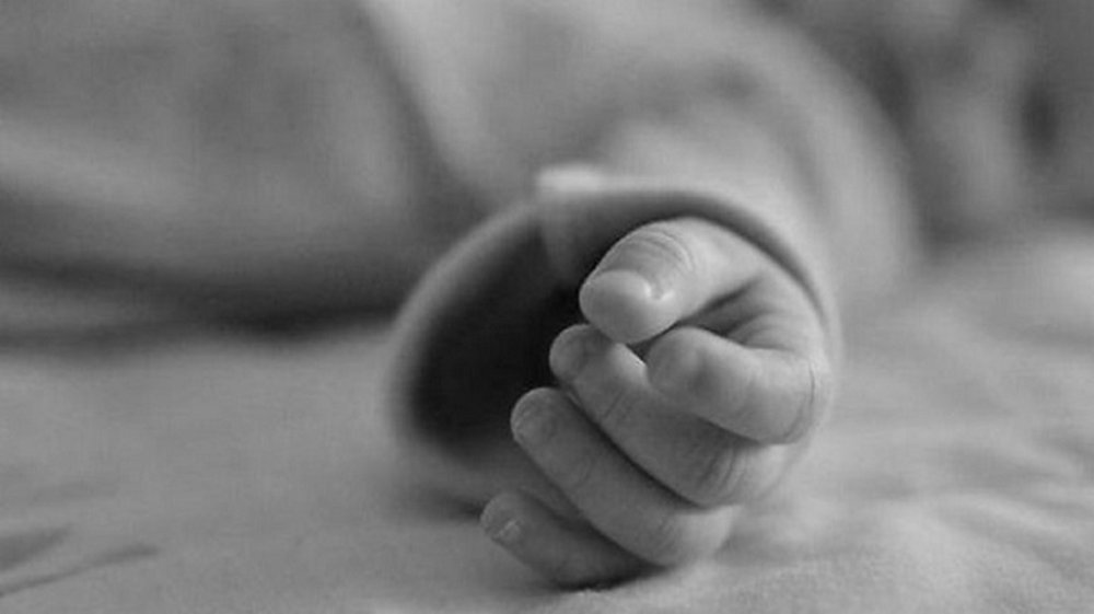 На Одещині мати лягла спати з дитиною, а прокинувшись виявила смерть немовля: подробиці