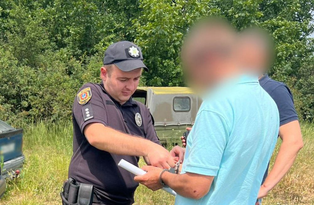 П’яний, без прав і на іспитовому строку: на Одещині чоловік угнав авто (ВІДЕО)