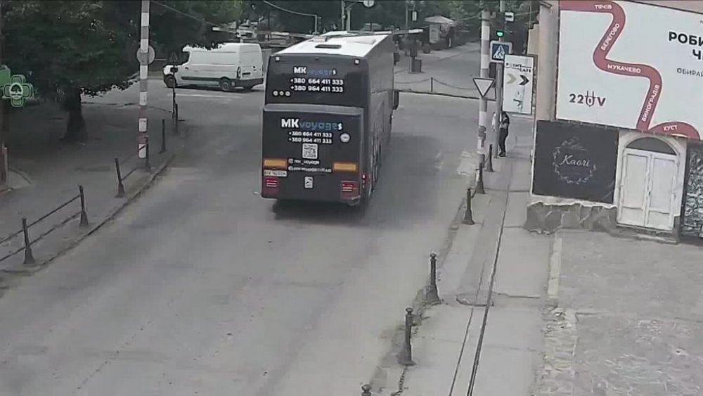 На Закарпатті двоповерховий автобус зніс обмежувач висоти (ВІДЕО)