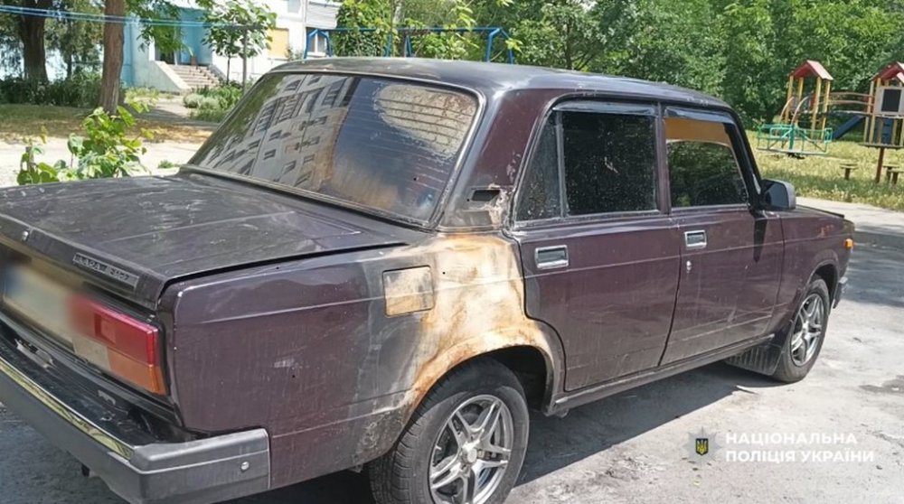 В Одесі двоє хлопців злили бензин у свій мопед, а потім підпалили чуже авто (ВІДЕО)