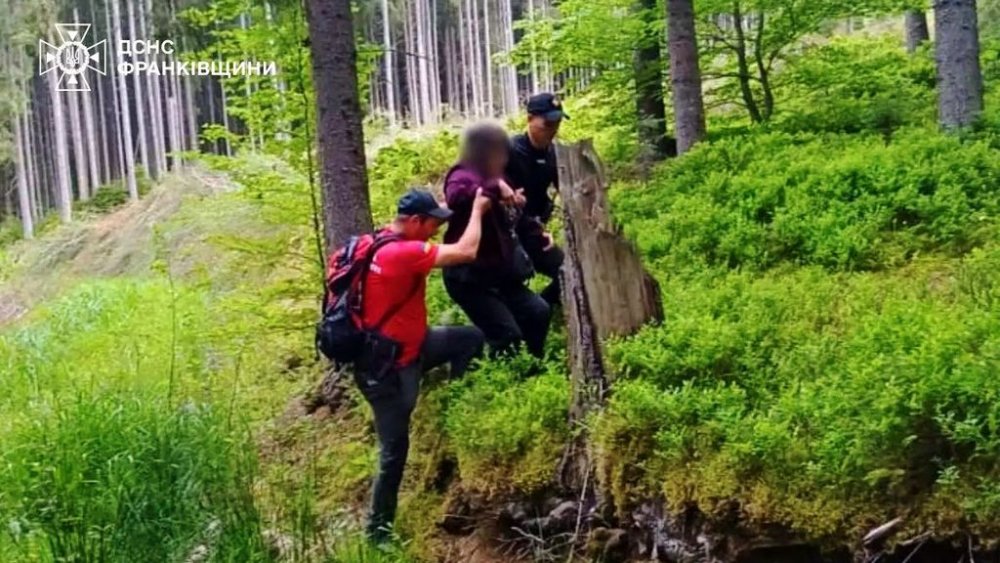 У горах на Прикарпатті заблукала туристка: чим завершилась пригода (ФОТО)