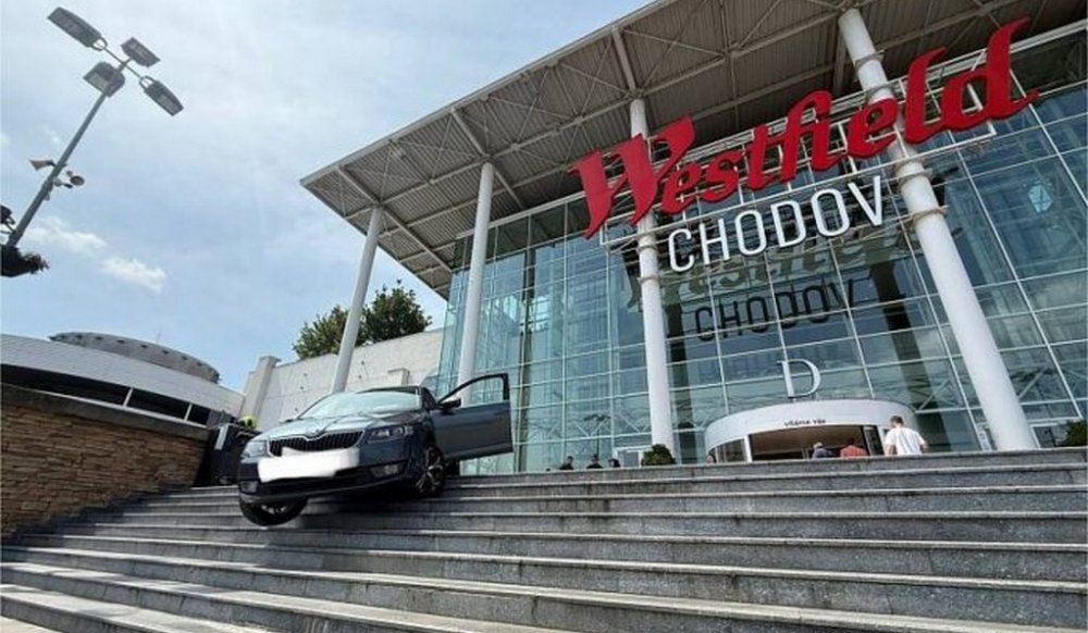У Празі водій заїхав автомобілем прямо на сходи торгового центру та застряг на них (ФОТО)