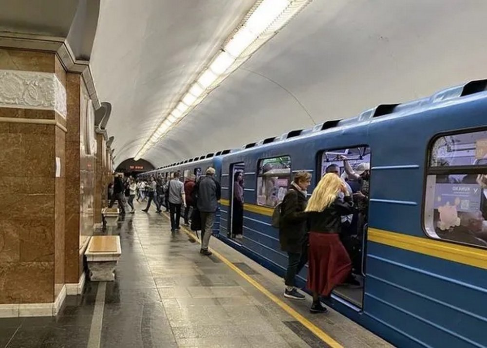 У столичному метро «зачепер» впав на колії та отримав важкі травми (ФОТО)