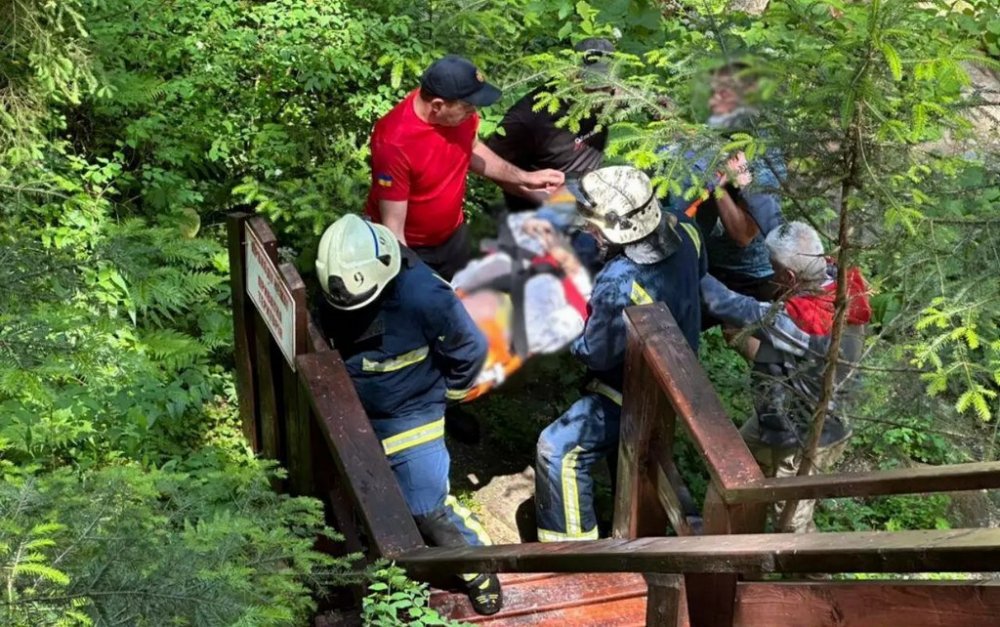 На Прикарпатті рятувальники допомогли неповнолітній дівчинці, яка травмувалася на обриві (ФОТО)