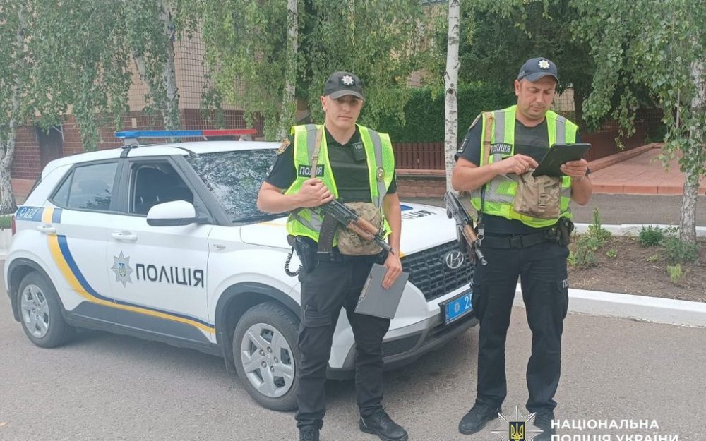 На Одещині чоловік чіплявся до молоді та порізав колеса авто: у нього вилучили ніж, гранату та набої