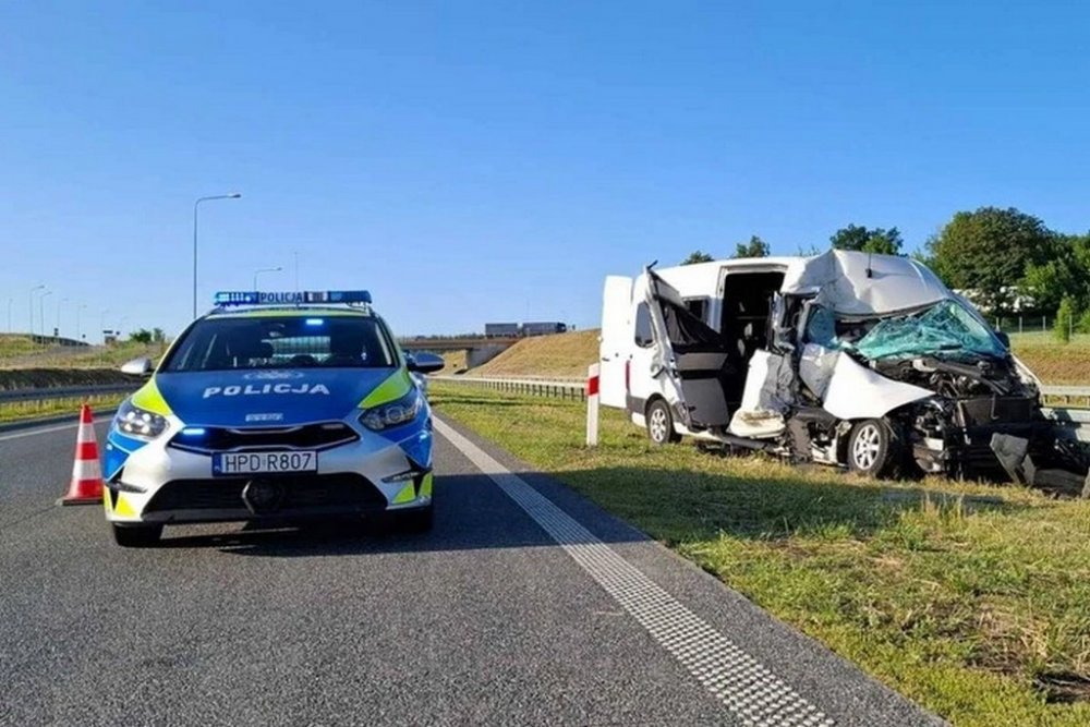 У Польщі зіткнулися мікроавтобус та вантажівка: обидва водії – українці