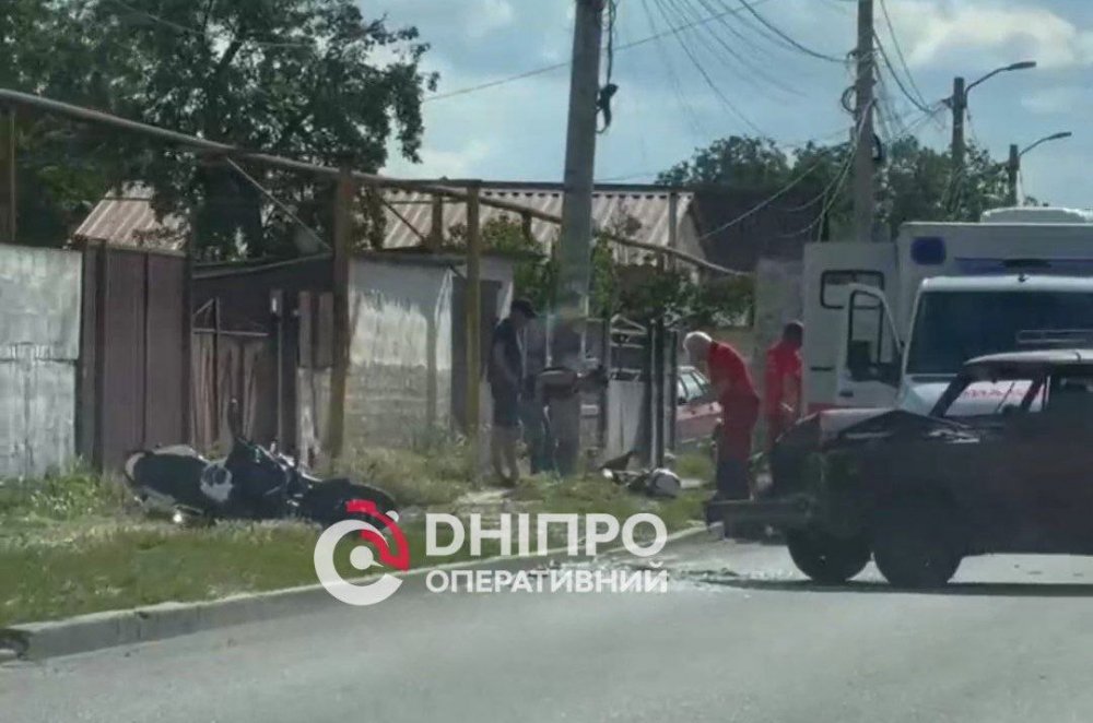 Зробив сальто в повітрі: у Дніпрі мотоцикліст на швидкості влетів у ВАЗ