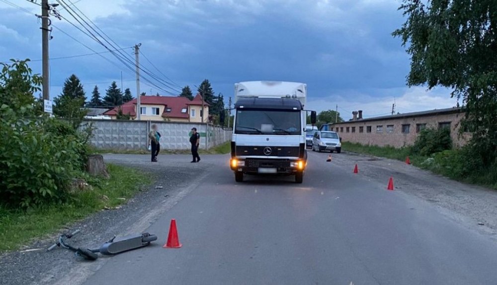 На Волині хлопчик на електросамокаті потрапив під вантажівку
