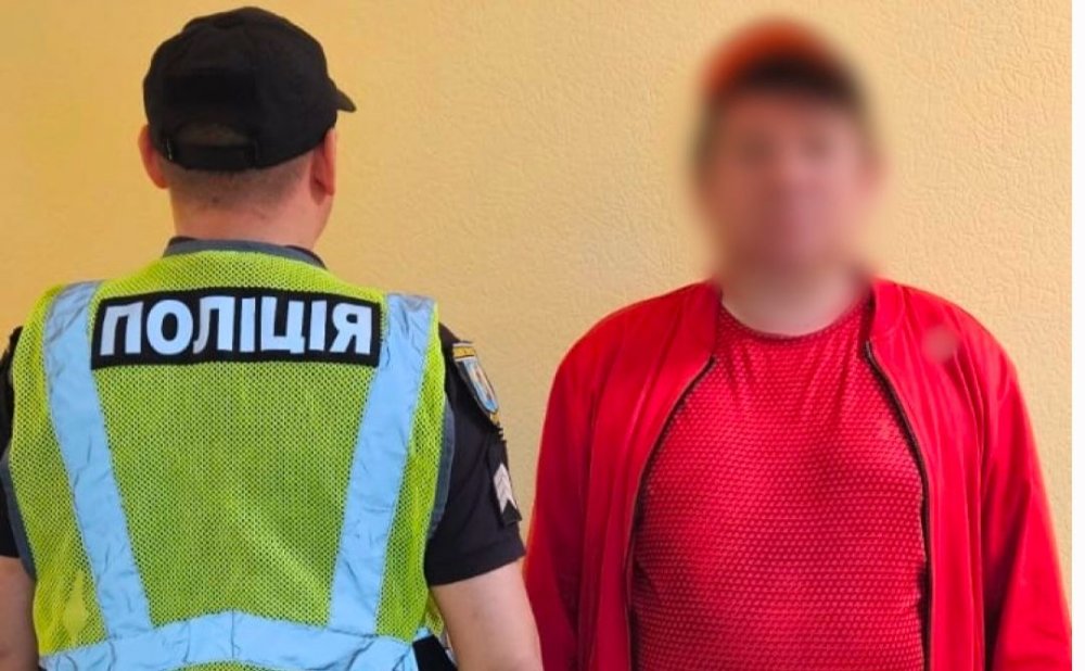 Ловив адреналін: підстаркуватий дядько катався між вагонами метро у Києві (ФОТО)