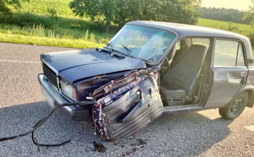 На Київщині вантажівка на смерть збила жінку, яка штовхала власний автомобіль (ФОТО)