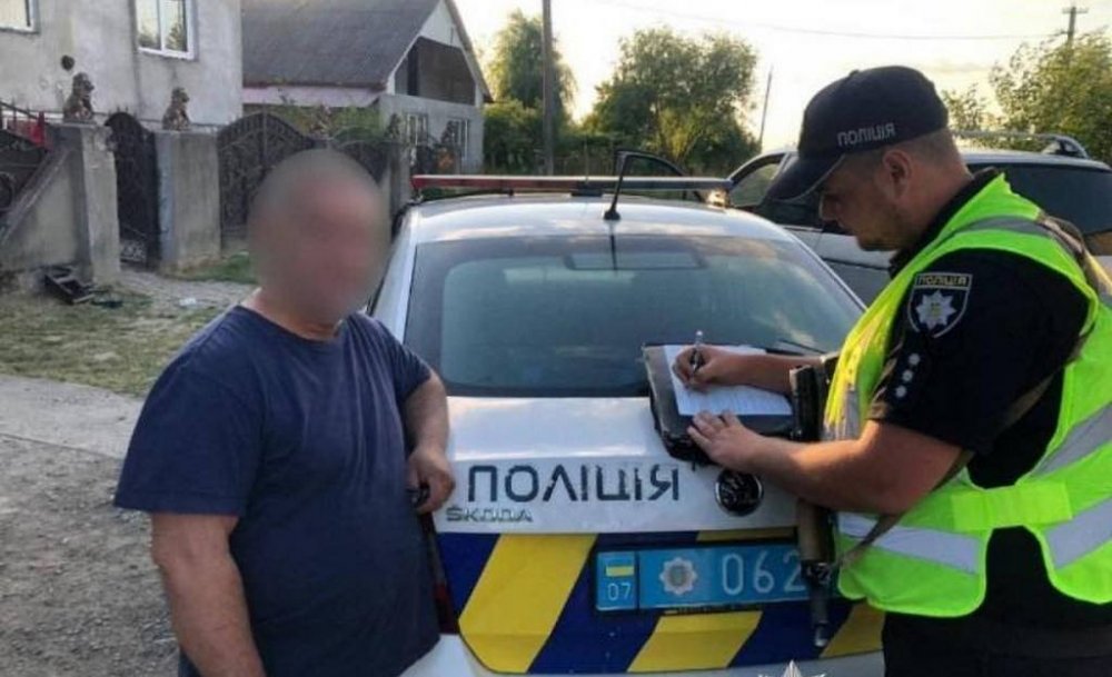 Поліція Ужгородщини притягнула до відповідальності чоловіка, який викинув напризволяще шістьох цуценят