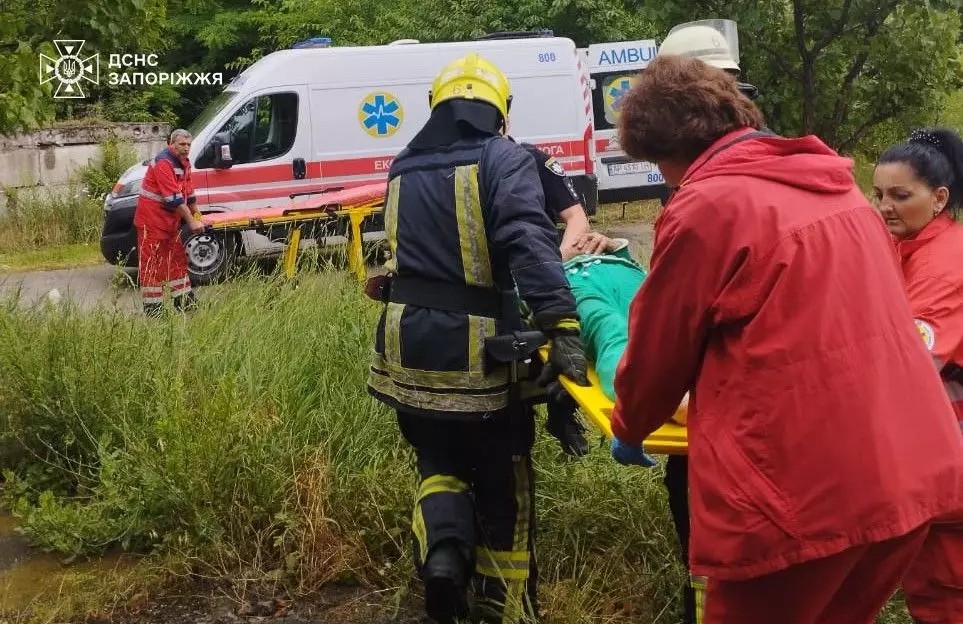 У Запоріжжі бійці ДСНС врятували жінку, яка впала у колодязь (ФОТО)