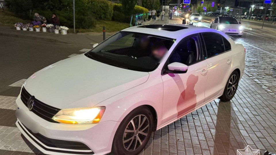 У Львові мати посадила за кермо авто 15-річного сина: на жінку склали протокол (ФОТО)