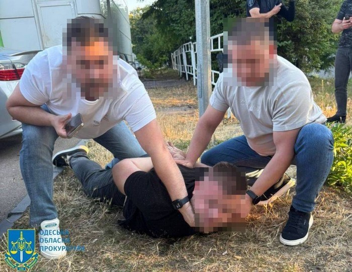 В Одесі поліцейський вимагав гроші у таксистів за «вільний проїзд» під час комендантської години