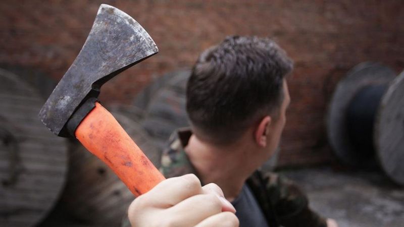 На Прикарпатті затримано рецидивіста, який погрожував сокирою поліцейському