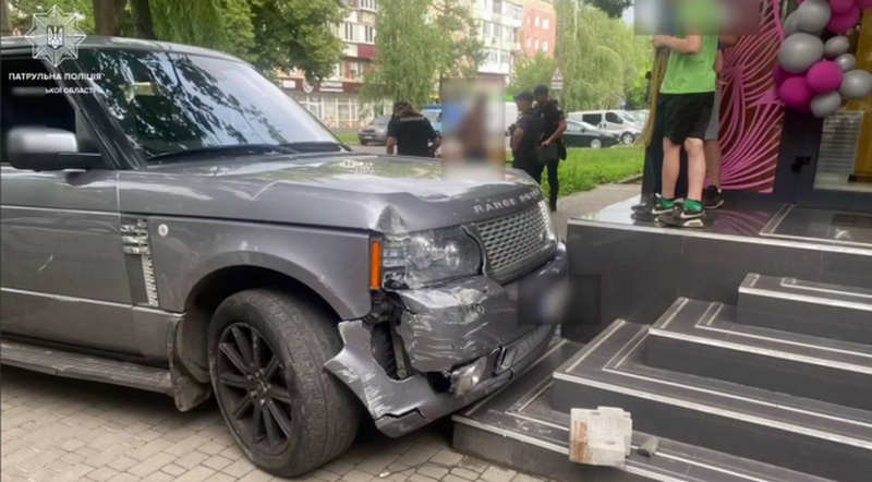 У Рівному п'яний водій позашляховика тікав від патрульних та врізався в магазин (ФОТО)