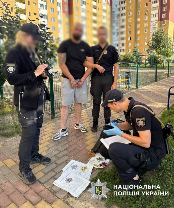 У Києві чоловік з пістолета розстріляв авто, його затримали (ФОТО)