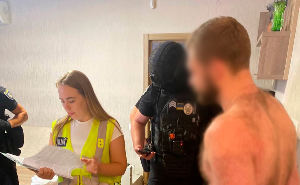 У столиці затримали двох шахраїв, які ошукали пенсіонерів на майже мільйон гривень (ФОТО)