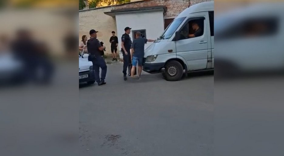 У Полтаві люди напали на автобус ТЦК: частина мобілізованих втекла