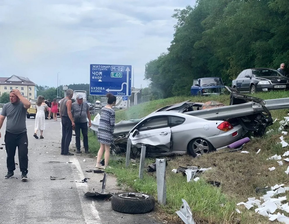 Відбійник пробив салон автомобіля: у ДТП під Києвом загинув водій (ФОТО)