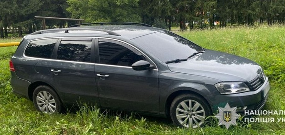 На Львівщині водій загинув під колесами власного легковика