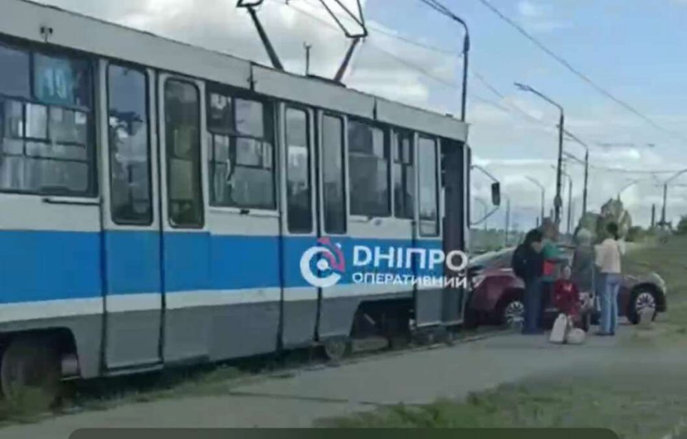 У Дніпрі некероване авто врізалося в трамвай (ФОТО)