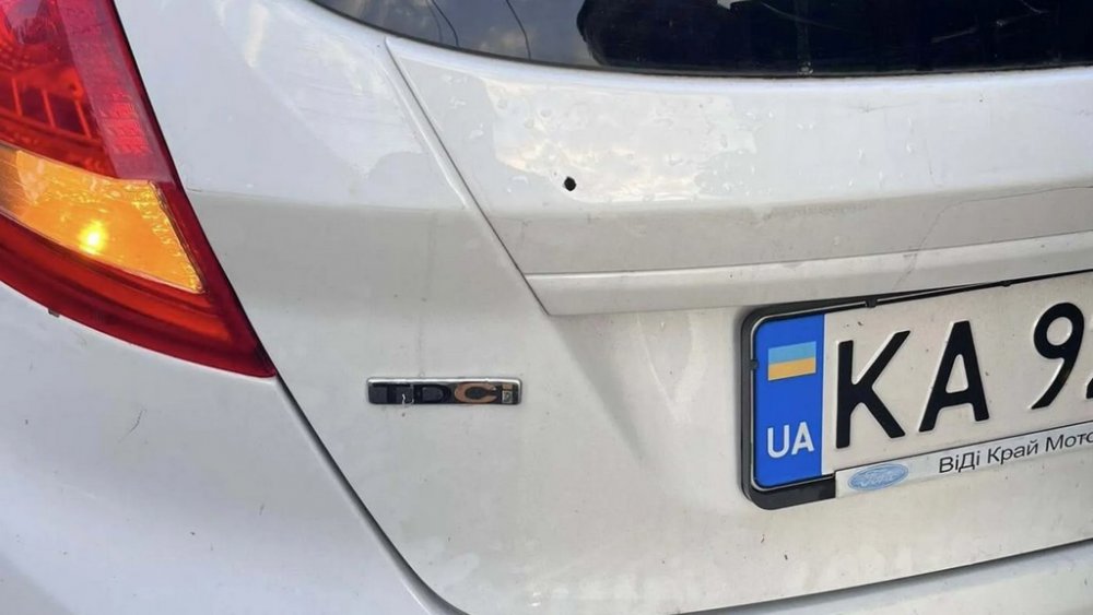У Києві невідомий обстріляв авто волонтерки: у машині була дитина