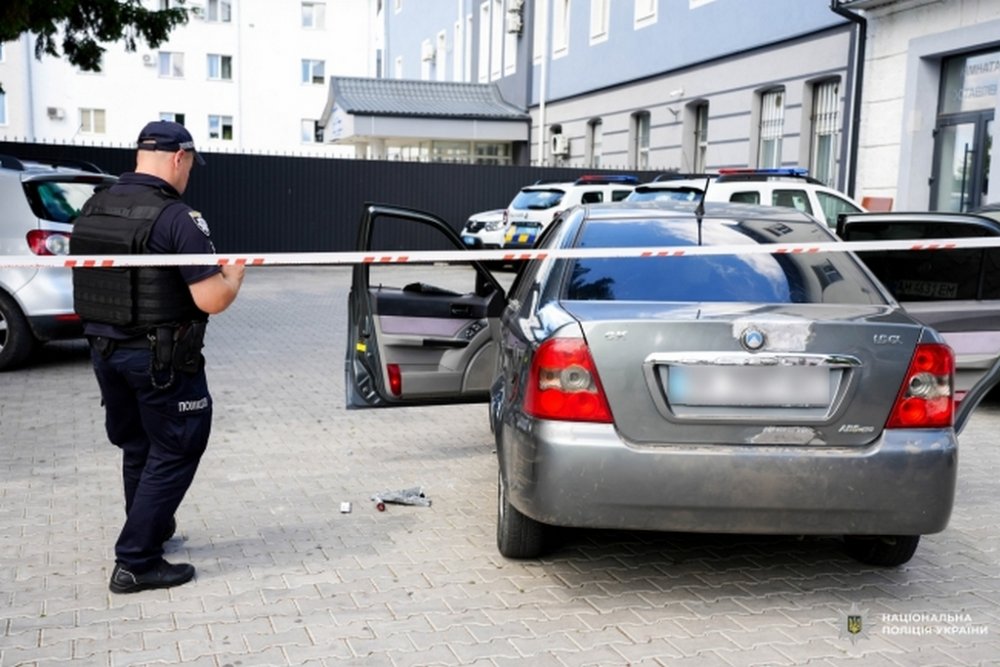Протаранив шлагбаум на території управління поліції: у Рівному водій втікав від патрульних (ФОТО)