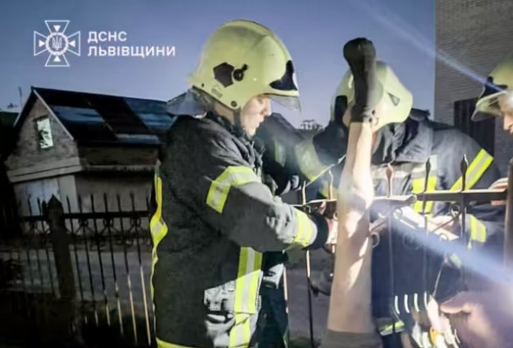 На Львівщині чоловік повис вниз головою на паркані, проштрикнувши ногу металевим прутом