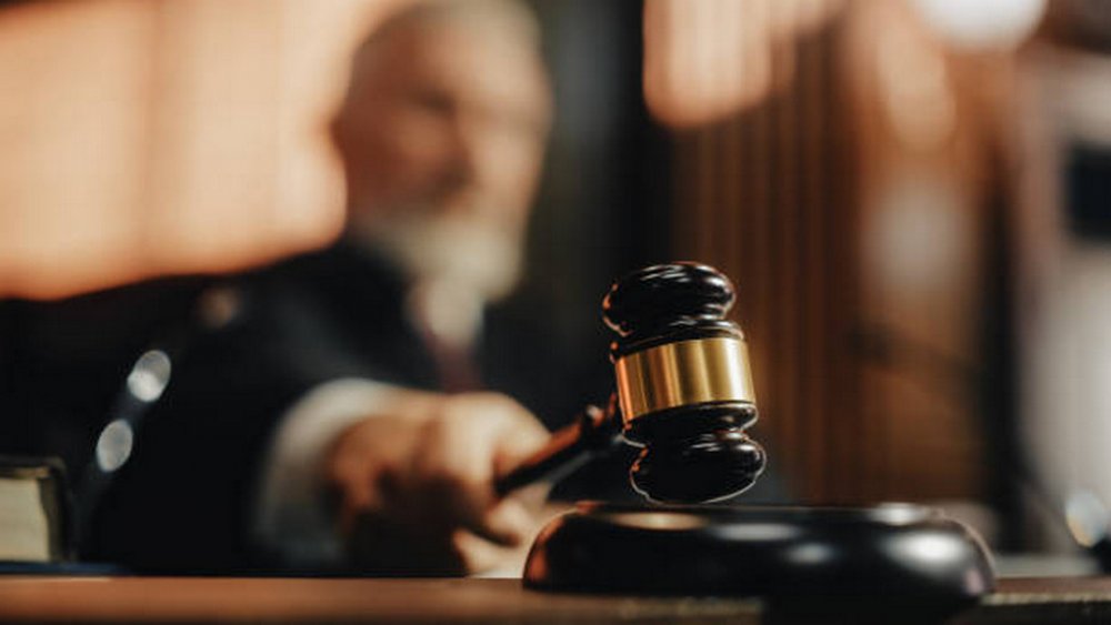 Адвокат з Лондона, який напився під час процесу і зірвав суд, оштрафований на 3000 євро