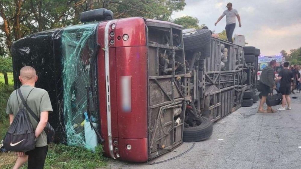 Під Дніпром автобус з пасажирами потрапив у смертельну ДТП (ФОТО)