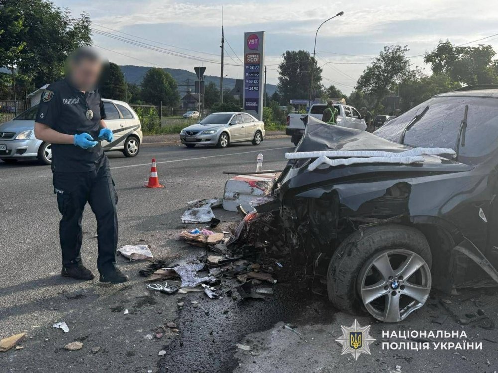 На Закарпатті «BMW X5» врізався у блокпост та збив прикордонника, який помер у лікарні (ФОТО)