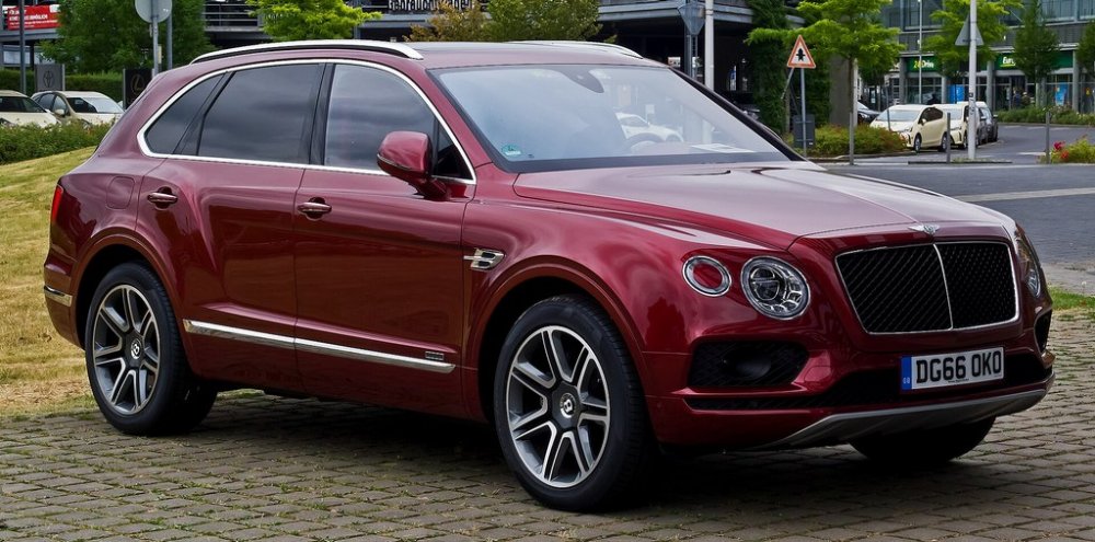 У Києві чоловіки, святкуючи купівлю нового Bentley Bentayga… розбили його вщент (ФОТО)