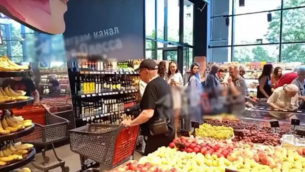 "Ну, проїжджай": одесит у супермаркеті не поділив прохід із власним відображенням (ВІДЕО)