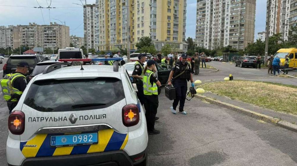 У Києві посеред вулиці застрелили чоловіка: поліція встановила особу загиблого (ВІДЕО)