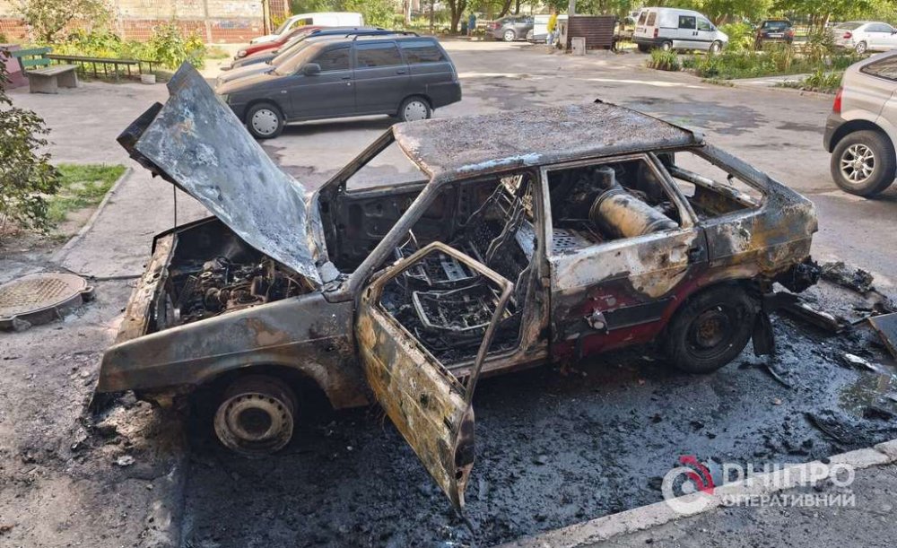 У Дніпрі водій мало не згорів живцем у власному автомобілі (ФОТО)