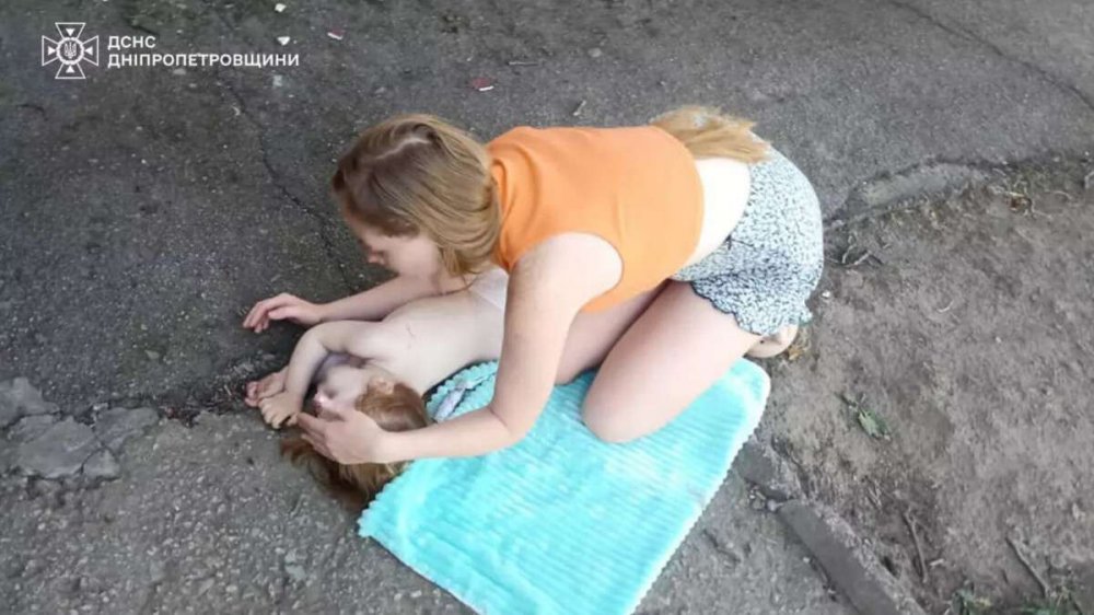 На Дніпропетровщині з четвертого поверху будинку випала дворічна дитина