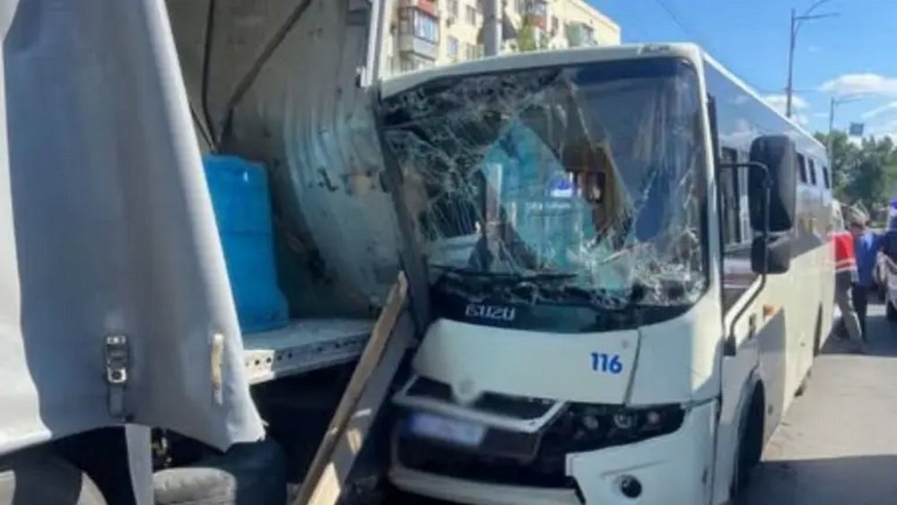У Києві маршрутка в'їхала у вантажівку: постраждали понад 10 людей (ФОТО)